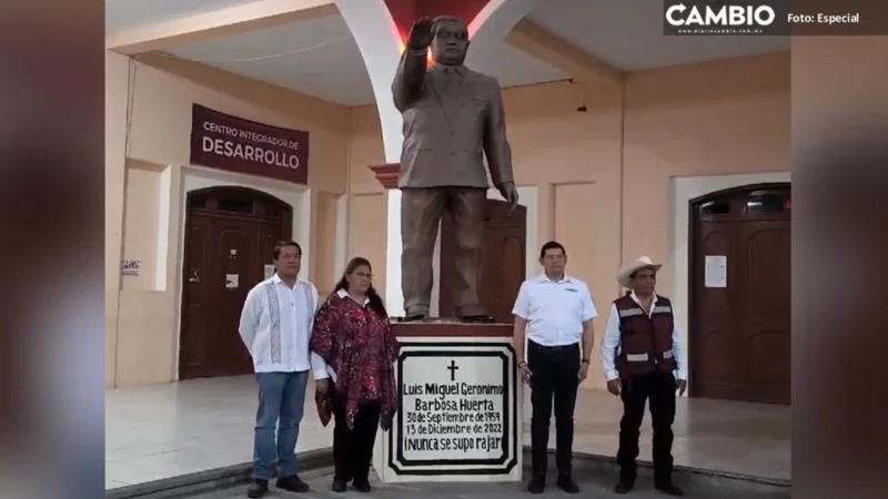 Armenta, Rosario y Julio Huerta hacen guardia de honor frente a la estatua de Barbosa en Zinacatepec