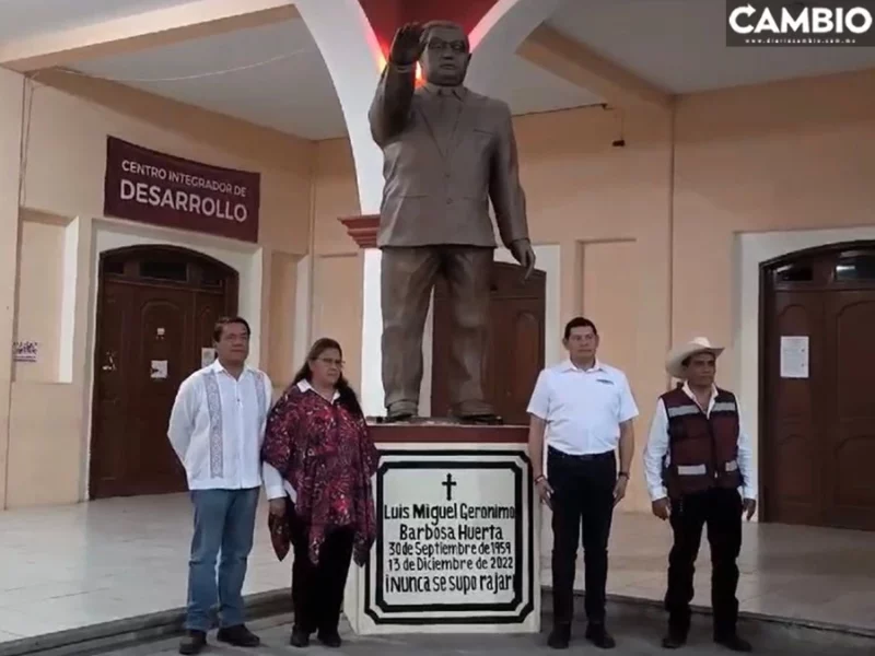 Armenta, Rosario y Julio Huerta hacen guardia de honor frente a la estatua de Barbosa en Zinacatepec (VIDEO) 