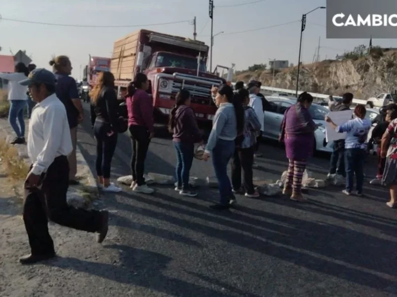 ¡Caos en Periférico! Vecinos de Clavijero bloquean circulación; exigen puente peatonal (VIDEO)