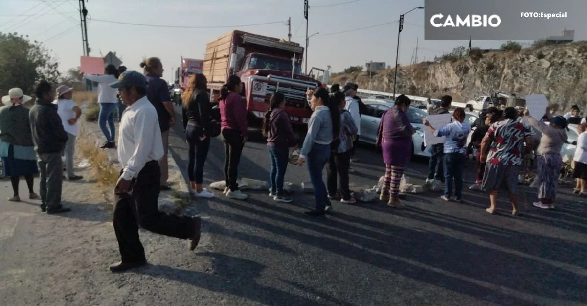 ¡Caos en Periférico! Vecinos de Clavijero bloquean circulación: exigen puente peatonal