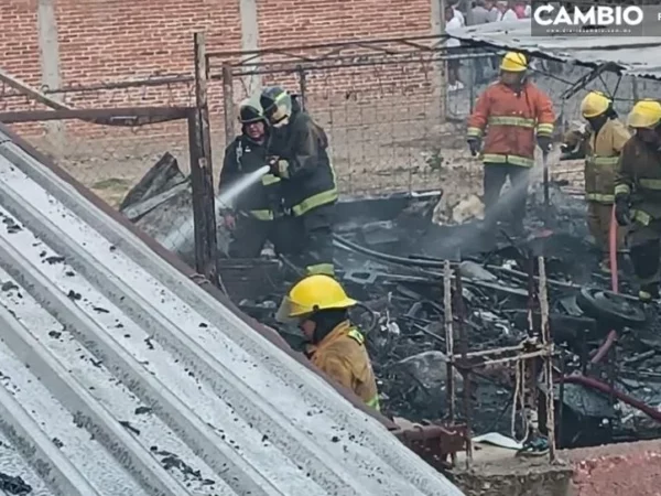 Incendio en recicladora deja dos intoxicados en Momoxpan