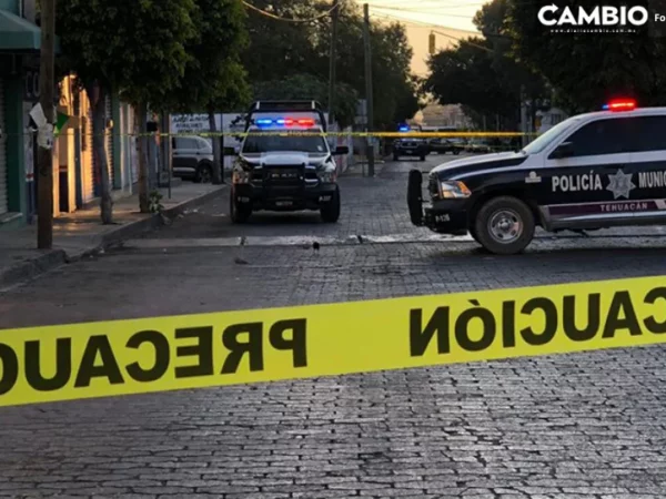 Asaltantes atacan a su esposa a tiros y le roban camioneta en Tehuacán