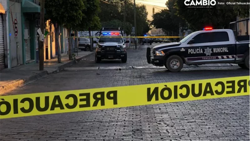 Asaltantes atacan a su esposa a tiros y le roban la camioneta en Tehuacán