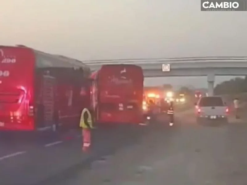 Choque de dos autobuses en Tehuacán deja a choferes gravemente heridos; uno quedó prensado (VIDEO)