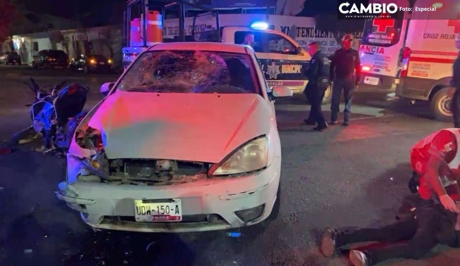 
Cafre da vuelta prohibida y atropella a motociclistas en Tehuacán; están graves
