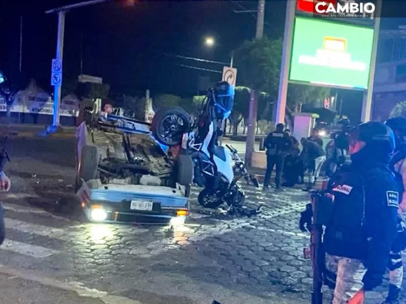 Aparatoso choque entre auto y moto deja dos lesionados en Tehuacán