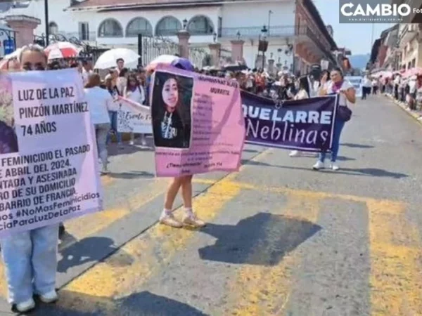 Colectivos feministas aprovechan desfile para exigir justicia por víctimas de feminicidio en Teziutlán