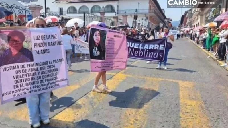 Colectivos feministas aprovechan desfile para exigir justicia por víctimas de feminicidio en Teziutlán