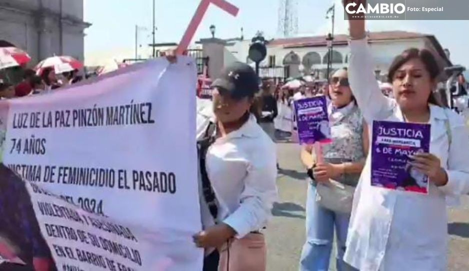 Colectivos feministas aprovechan desfile para exigir justicia por víctimas de feminicidio en Teziutlán