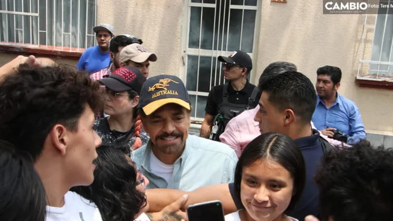 Eugenio Derbez en el set del “El Juicio”; fans se toman fotos (VIDEO)