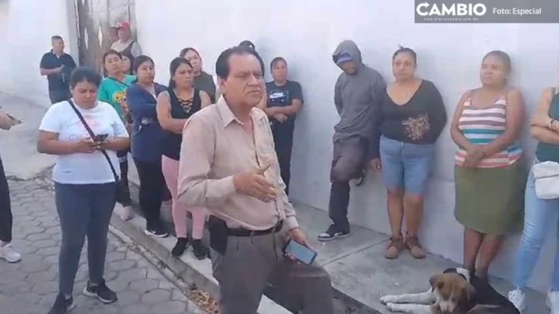Padres de familia se manifiestan y cierran dos escuelas en Huaquechula