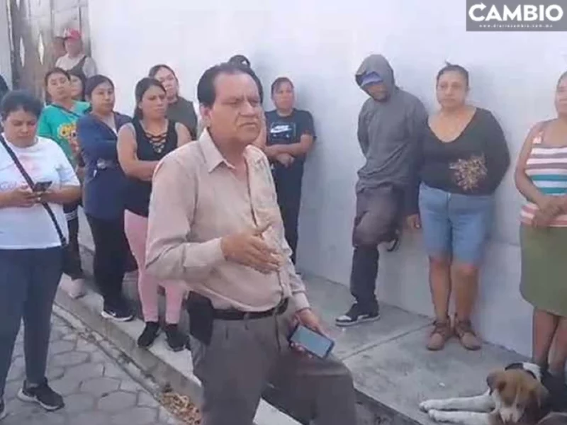 Padres de familia se manifiestan en escuela de Huaquechula; exigen la destitución del director (VIDEO)