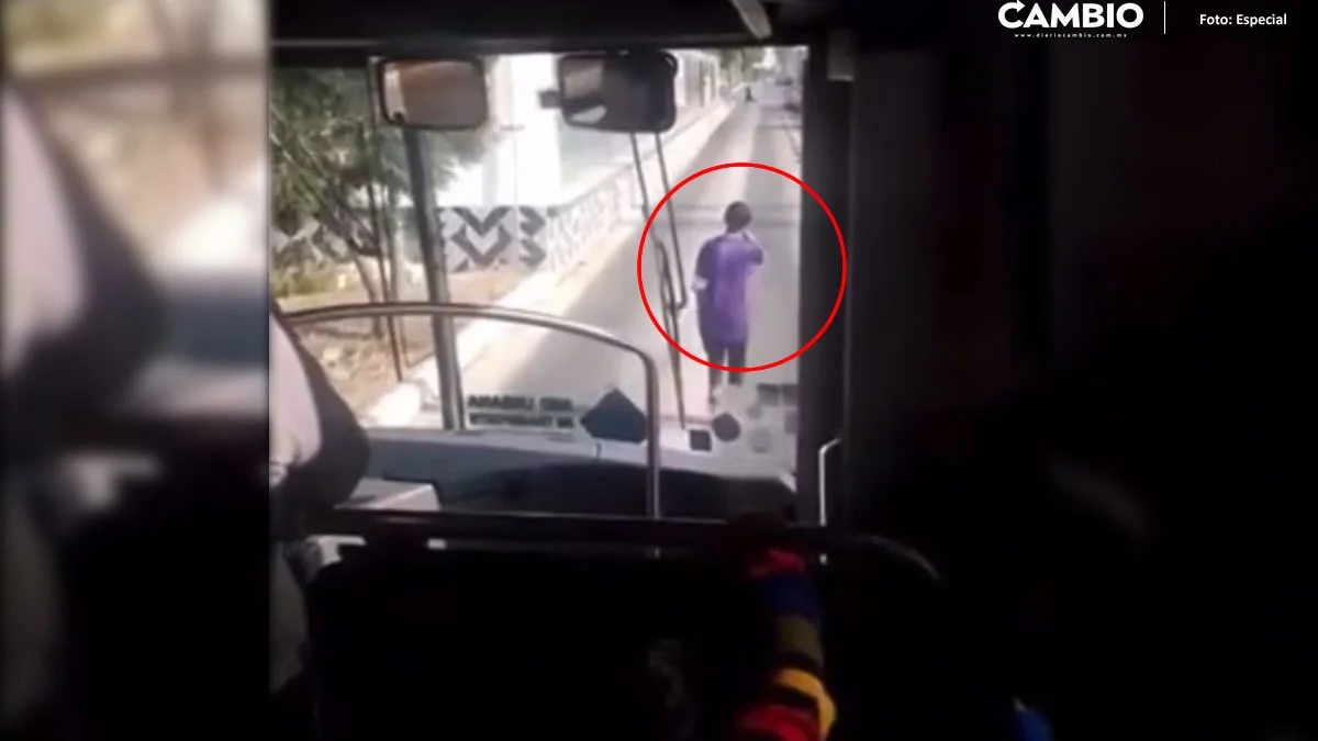 VIDEO: Captan a joven drogado caminando sobre el carril del RUTA Línea 3