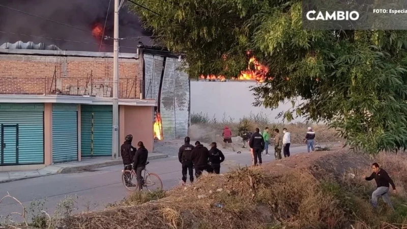 Incendio en fábrica de veladoras causa alarma a vecinos de Texmelucan