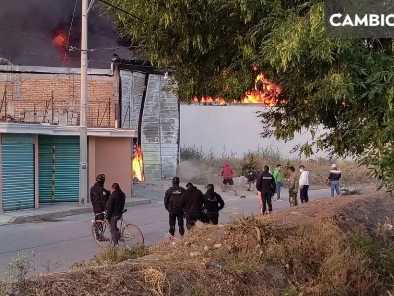 Incendio en fábrica de veladoras causa alarma a vecinos de Texmelucan (VIDEO)