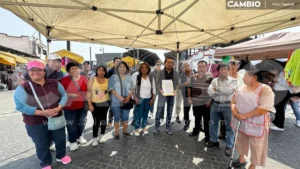 Comerciantes se manifiestan y exigen atender problema de ambulantaje en Cholula