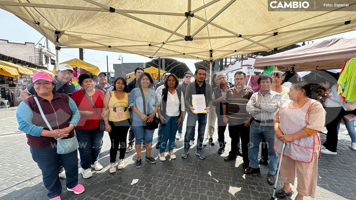 Comerciantes se manifiestan y exigen atender problema de ambulantaje en Cholula