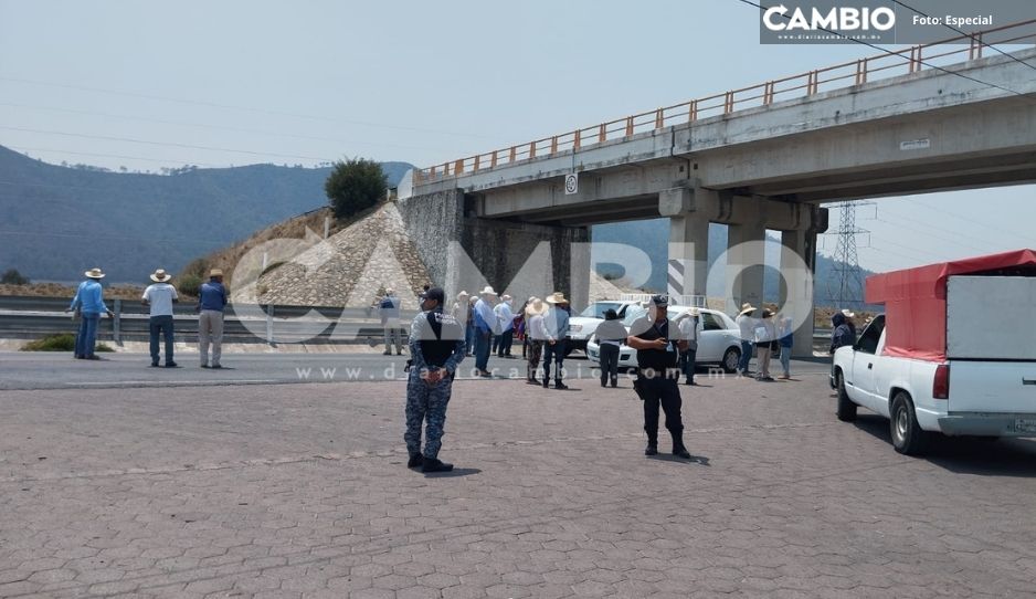 Manifestantes bloquean la Amozoc-Nautla; exigen freno al uso de tecnologías para evitar lluvias