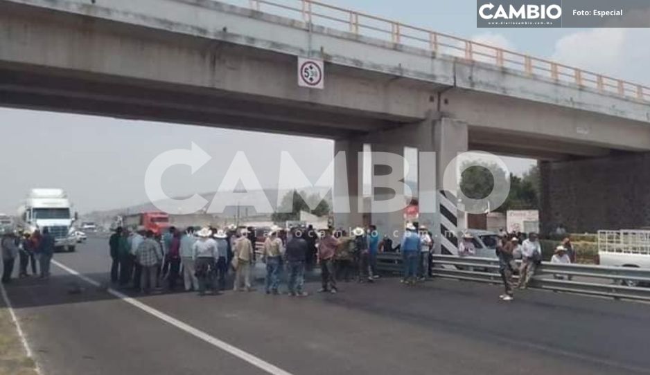 Manifestantes bloquean la Amozoc-Nautla; exigen freno al uso de tecnologías para evitar lluvias