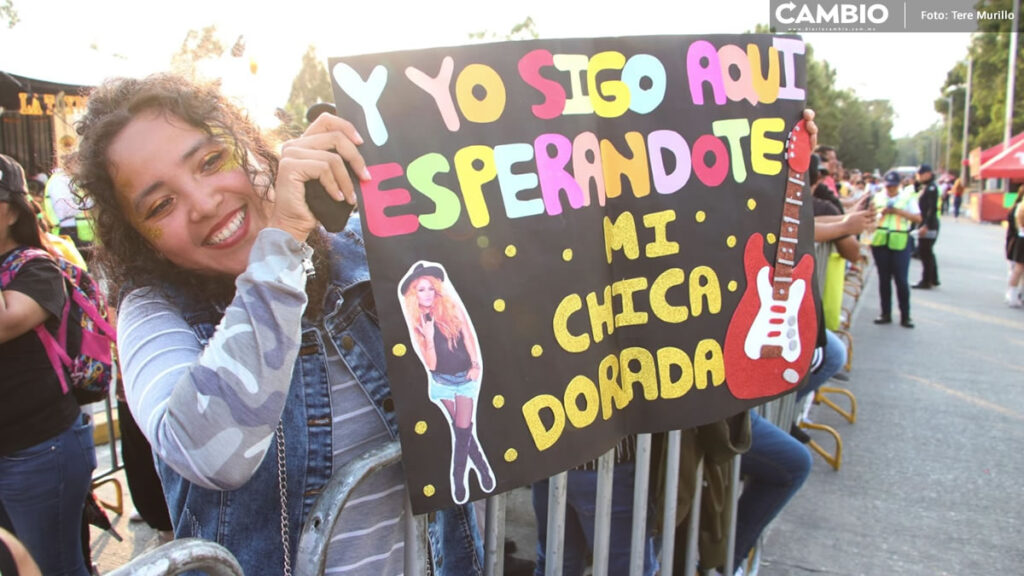 VIDEO: Así luce la fila para ver a Paulina Rubio en la Feria de Puebla