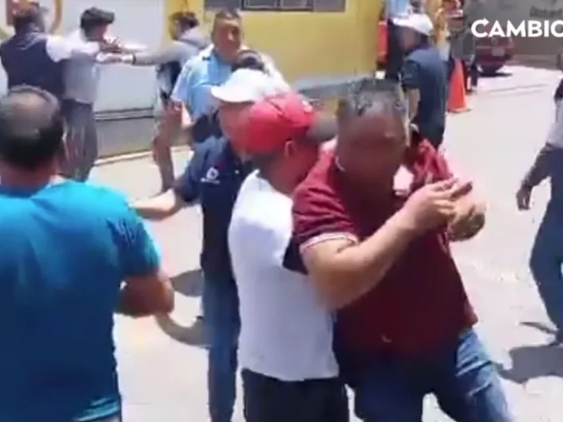 Se arma pelea campal entre equipo del panista Raúl González y taxistas en Tlachichuca (VIDEO)