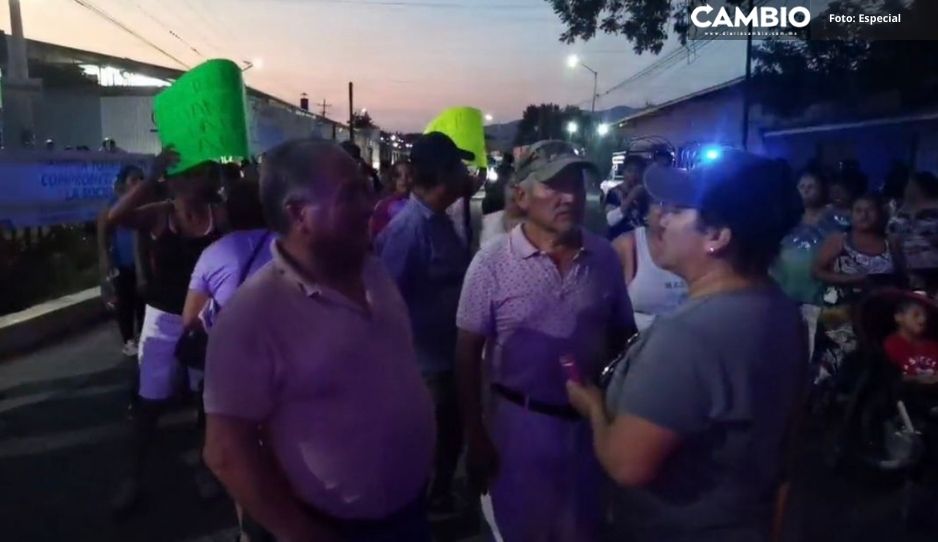 Pobladores de San Diego Chalma bloquean la Tehuacán-Teotitlán; exigen servicio de agua