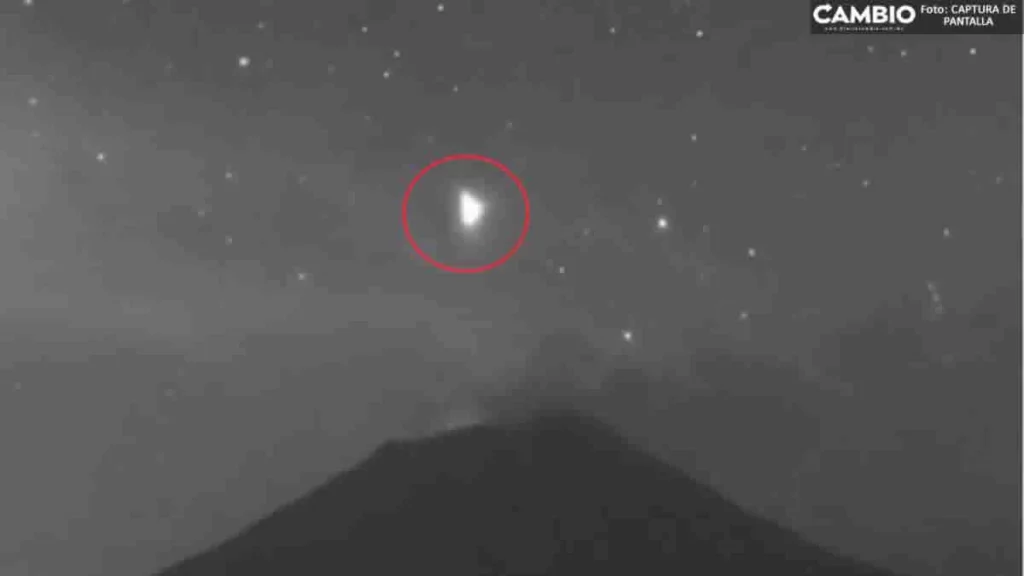 ¡Llamen a Maussan! Un OVNI es captado pasando por el Popocatépetl (VIDEO)