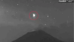 ¡Llamen a Maussan! Un OVNI es captado pasando por el Popocatépetl (VIDEO)