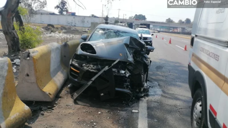 Porsche queda destrozado tras fuerte choque en la autopista México-Puebla