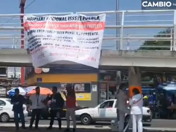 Trabajadores suplentes protestan afuera del ISSSTE de San Manuel (VIDEO)