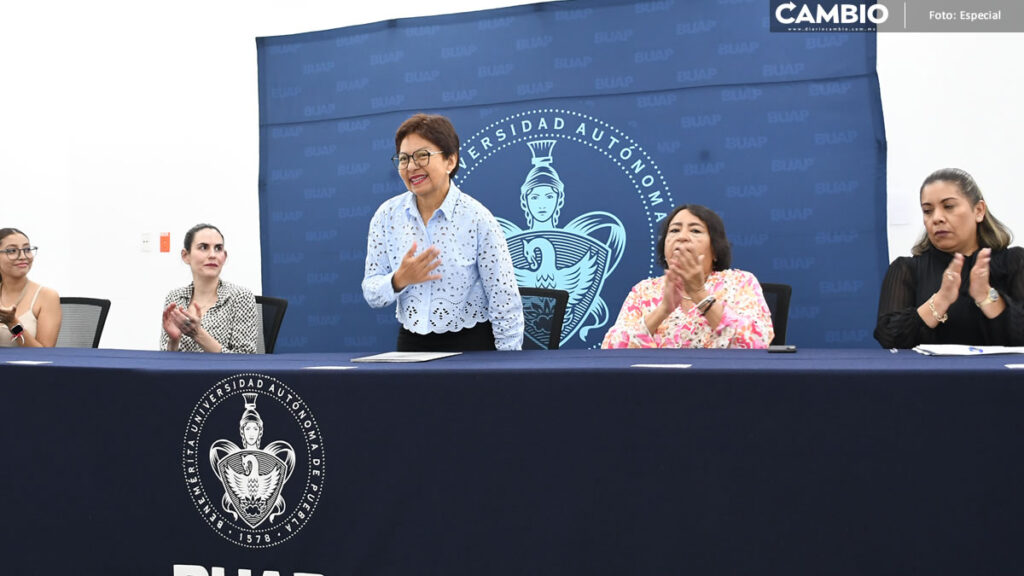 Entrega Lilia Cedillo reconocimientos a estudiantes becarias de Abogadas MX