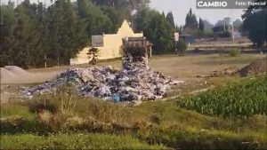¡Cochinos! Ayuntamiento de Tlalancaleca sigue usando predios como tiradero, denuncian pobladores en VIDEO  