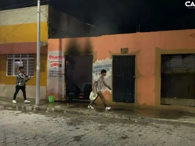Vecinos combaten aterrador incendio que devastó una casa en Tehuacán