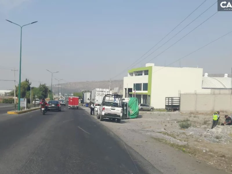 Choque entre tractocamión vs vehículo deja un lesionado en Cañada Morelos