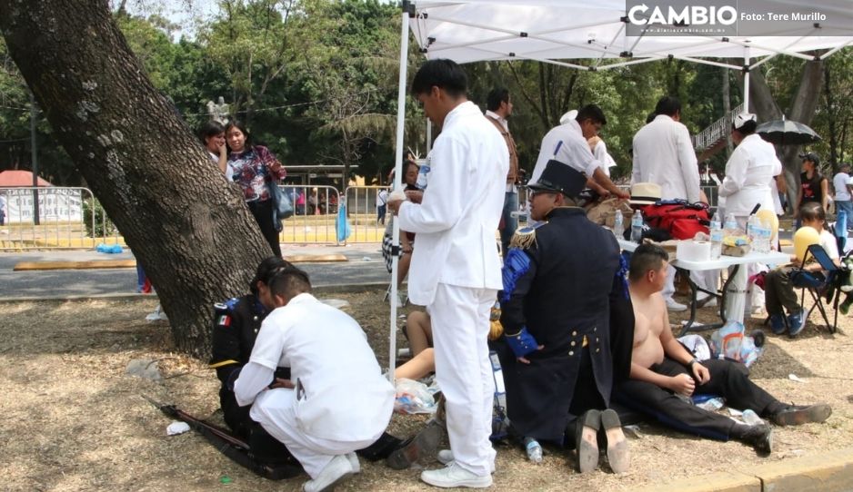 ¡Soldados caídos y alumnos! Calor arrasa con desmayados en pleno Desfile del 5 de Mayo (VIDEOS)