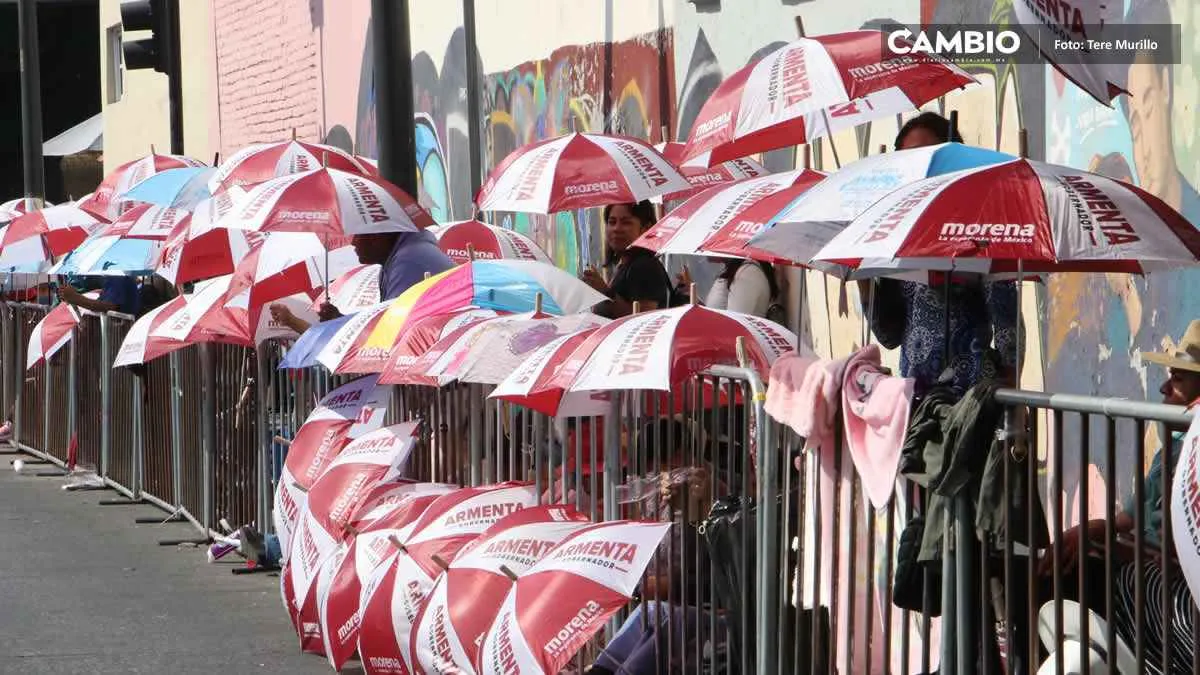 Armenta se impone en la batalla de sombrillas durante el desfile del 5 de mayo en Puebla
