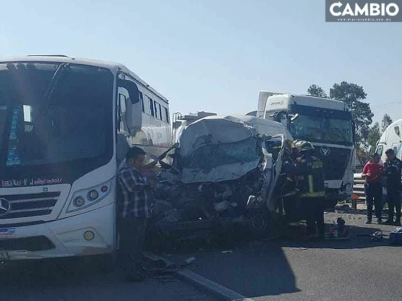 Fuerte choque entre combi y autobús deja lesionados en la Puebla-Orizaba