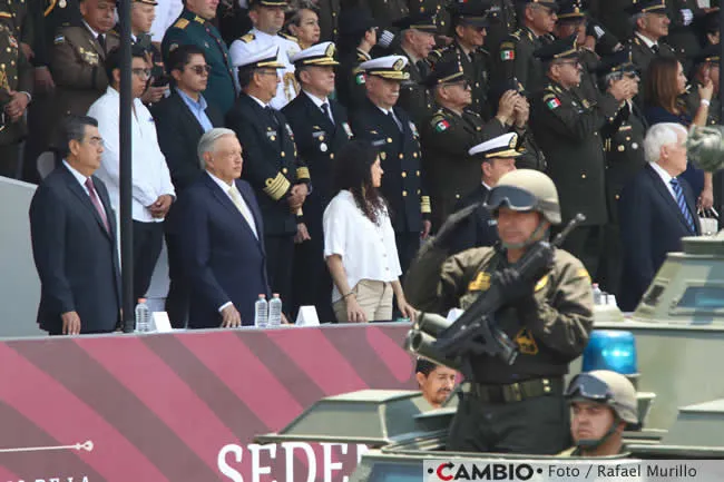 El presidente, Andrés Manuel López Obrados y el gobernador, Sergio Salomón Céspedes durante el desfile del 5 de Mayo en Puebla