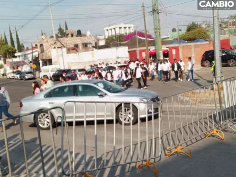 VIDEO: Franeleros de la 28 de Octubre agreden a policías en la Feria de Puebla por tratar de retirarlos