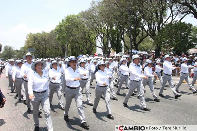 Contigente de la BUAP en el desfile del 5 de Mayo en Puebla