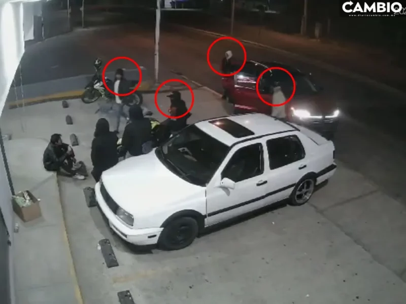 IMPACTANTE VIDEO: Ladrones golpean y roban a jóvenes afuera de una tienda en la carretera a Valsequillo