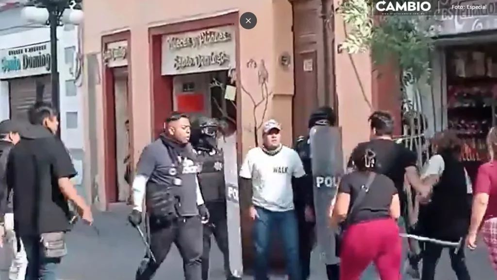 Ambulantes se enfrentan a policías municipales en la Calle de Los Dulces (VIDEO)