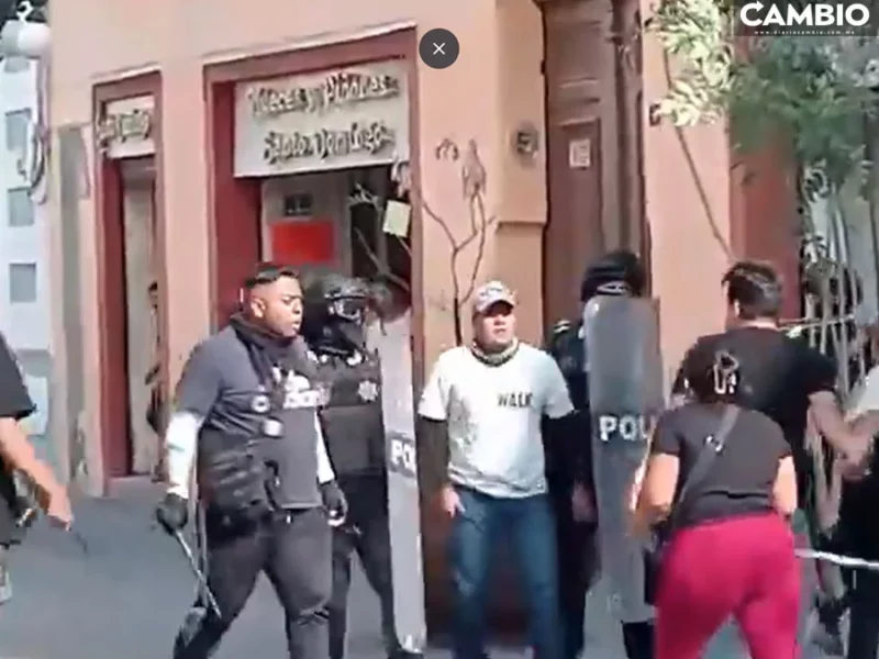 Ambulantes se enfrentan a policías municipales en la Calle de Los Dulces (VIDEO)
