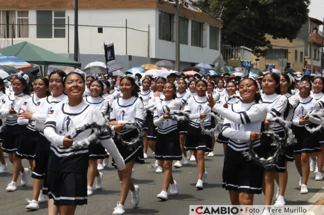 Estudiantes participando en el desfile del 5 de Mayo en Puebla