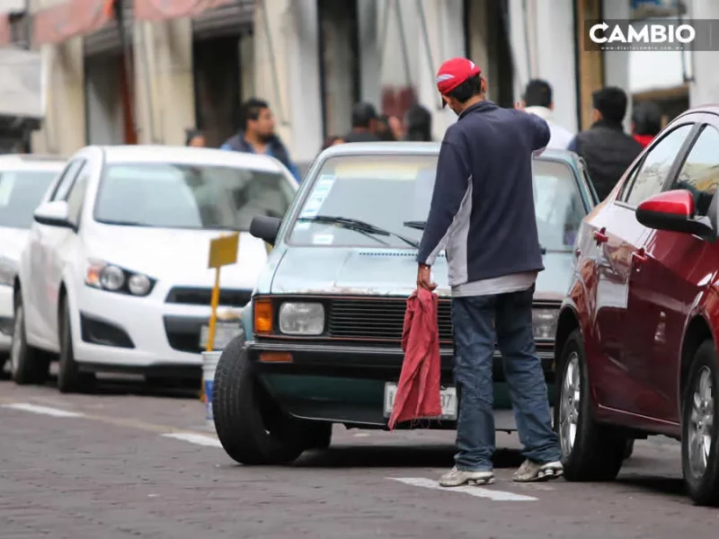 Franeleros tienen luz verde para cobrar por estacionarse en vía pública en la Feria de Puebla (VIDEO)