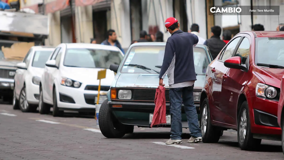 Franeleros tienen luz verde para cobrar por estacionarse en vía pública en la Feria de Puebla