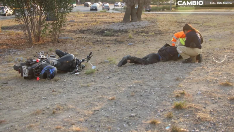 ¡No estaba muerto! Biker sufre accidente y se queda dormido sobre Vía Atlixcáyotl (VIDEO)