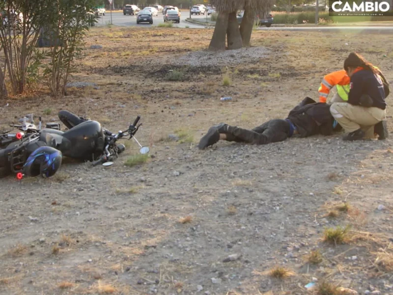 ¡No estaba muerto! Biker sufre accidente y se queda dormido sobre Vía Atlixcáyotl (VIDEO)