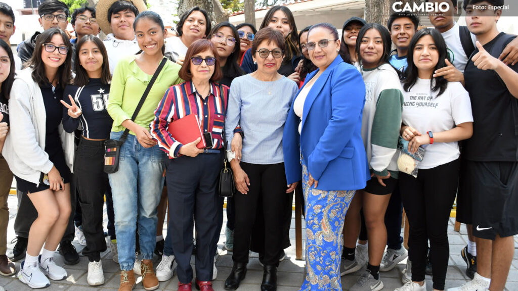 Lilia Cedillo acude al Segundo Informe de Labores de la preparatoria Benito Juárez