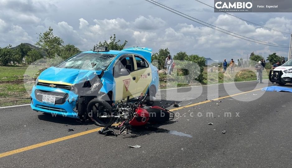 Muere motociclista adolescente tras impactarse contra un taxi en Atlixco (VIDEO)